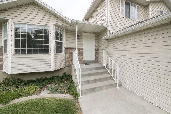 Cost of White Vinyl Siding Replacement in Danbury